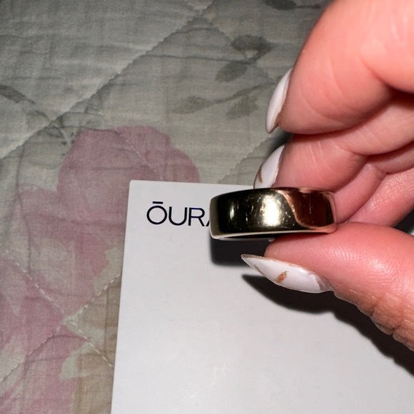 Oura Gold Ring - Picture 2 of 5